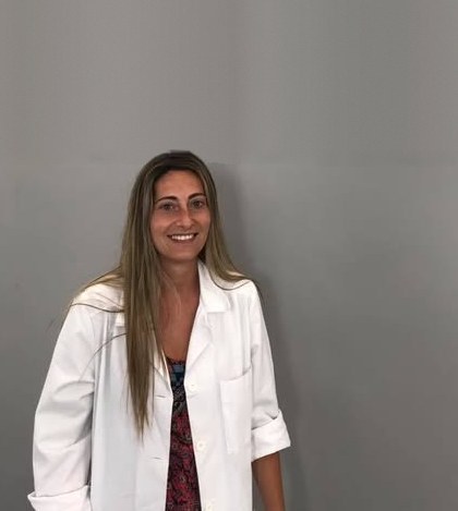 Patricia Río, podóloga, con bata blanca en su consulta de Lugo